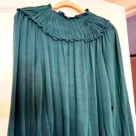 Ann Taylor Balloon sleeve green Topneck long sleeve blouse. - Picture 3 of 8